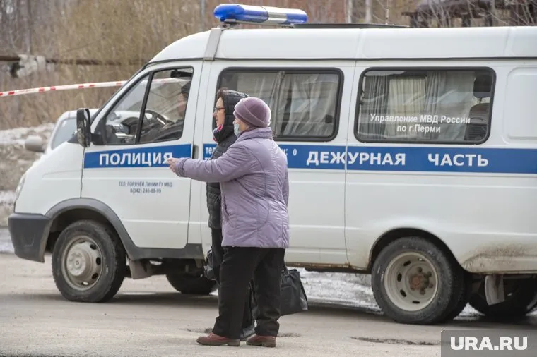 Полиция установила личность мужчины, разгуливающего с ружьем