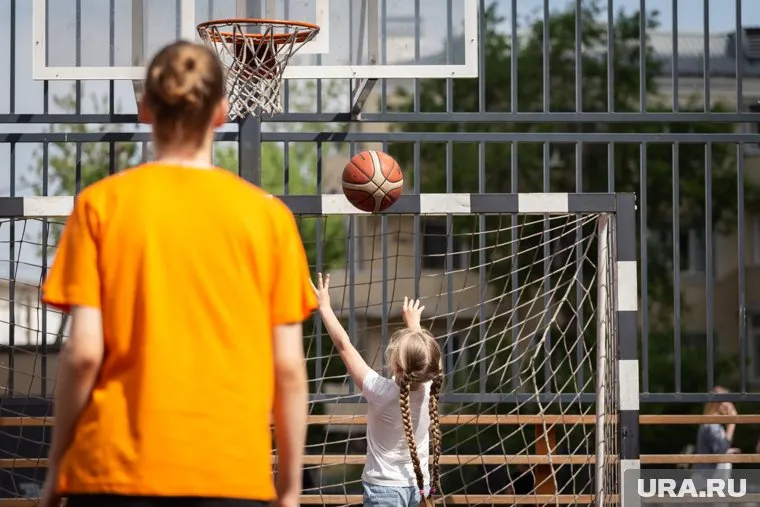 Махонин рассказал о благотворителях, которые построили детскую баскетбольную площадку в Перми