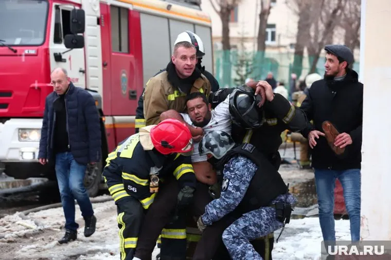 Второй рабочий, предположительно, надышался угарным газом