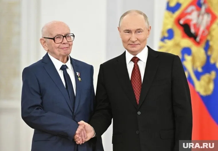 Владимир Путин вручил Юрию Дикову награду героя труда РФ