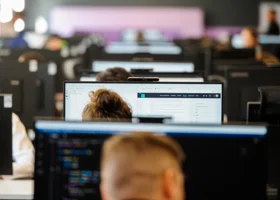 Востребованные профессии 2025: где больше всего платят и кем быть через 10 лет