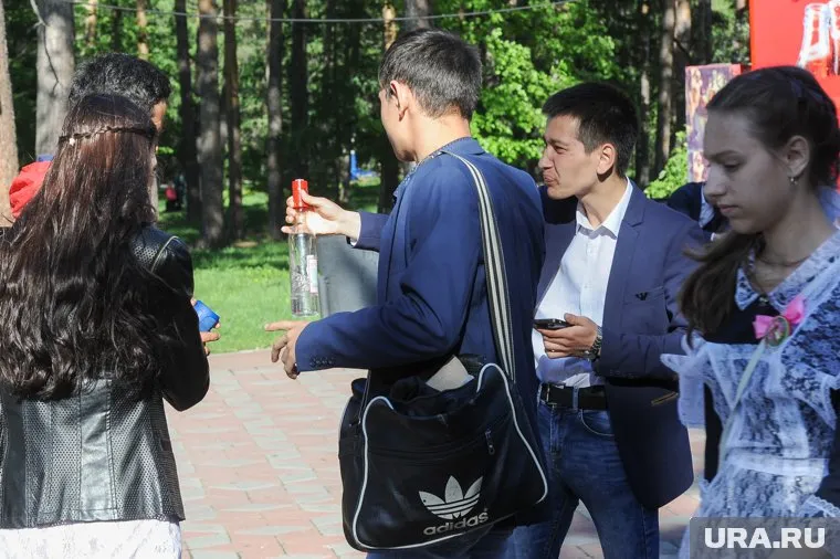 Слишком жесткие ограничения сокращают легальные продажи алкоголя, считают в Минпромторге