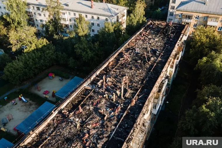 Со сгоревшей крышиветром сдувает угли