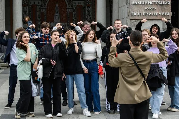 Школьники и студенты на городских улицах в День знаний. Екатеринбург