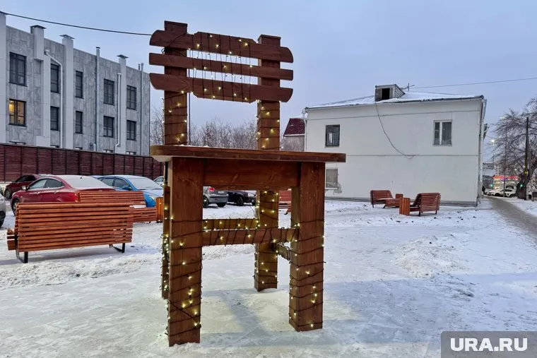 В сквере по улице Климова установили арт-объект в виде гигантского стула
