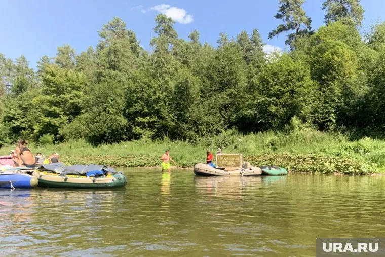 Поток туристов и плохая уборка довели до мусорных куч и неприятных запахов на реке в Саткинском районе
