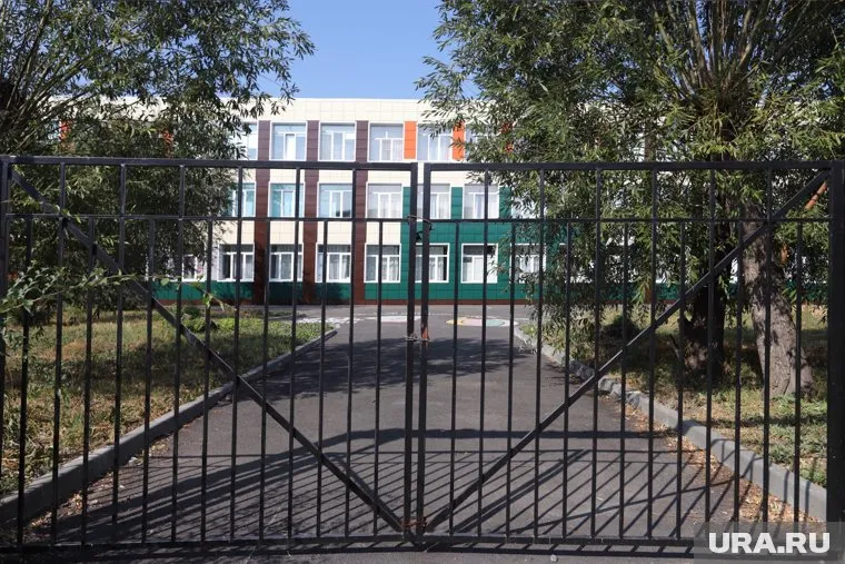 Ученики гимназии №31 не захотели ждать, когда им откроют забор (фото из архива)