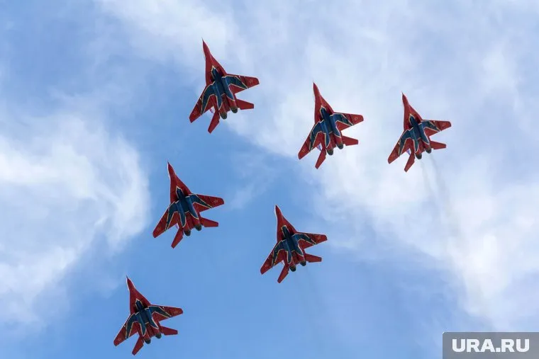 Российские истебители попали на предвыборный плакат Дональда Трампа