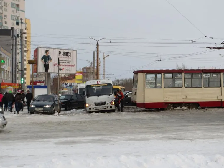 Снежный шторм в Челябинске 26 апреля 2014, Челябинск, затор, снежный шторм, апрель 2014