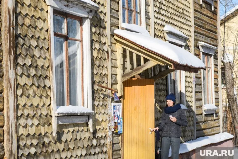 Жители Белого Яра опасаются, что дом разрушится прежде чем его признают аварийным (архив)