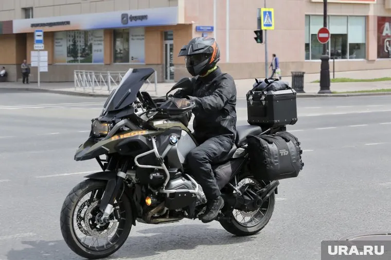Мотоциклисты проехали колонной по улицам города 