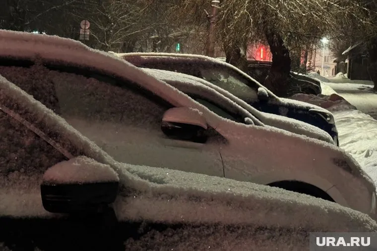 Тяжелый груз упал на припаркованный автомобиль (архивное фото)