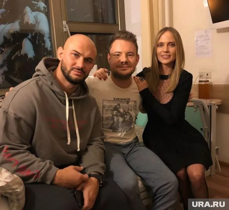 Фотографии навещавших его друзей музыкант разместил в Instagram