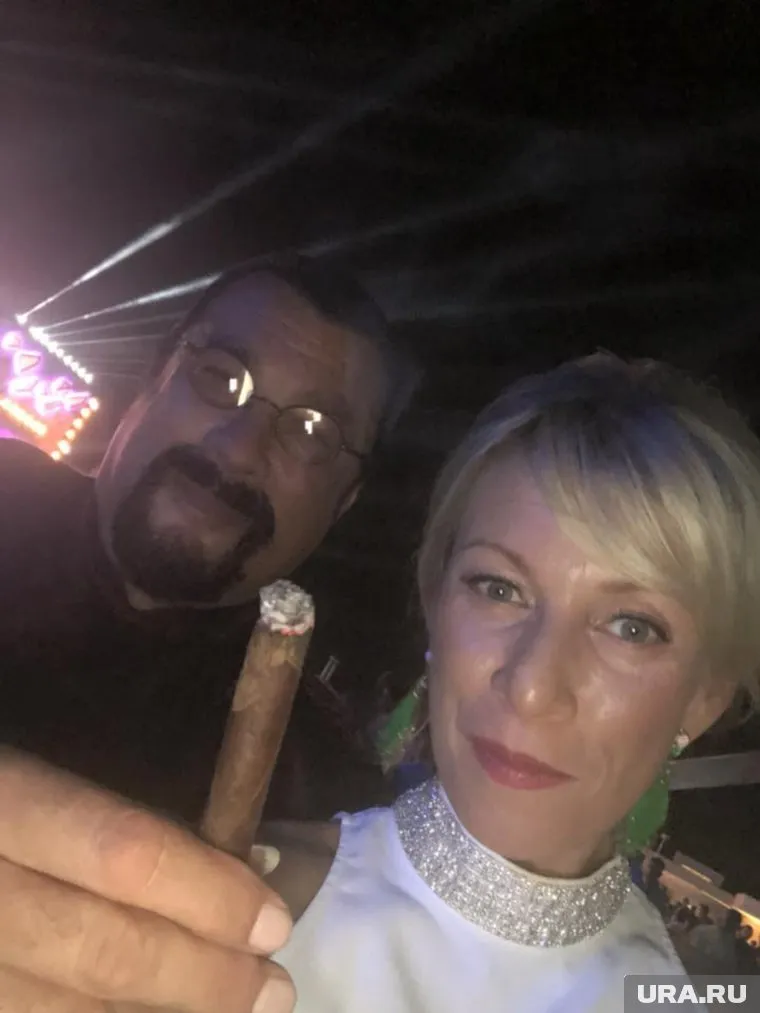 Не всем понравились «странные фото» на странице политика