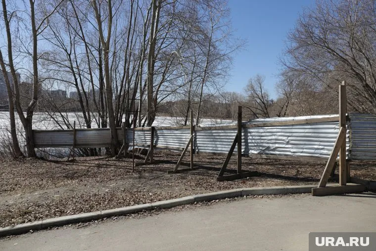Забор появился у сквера 1 июня (архивное фото)