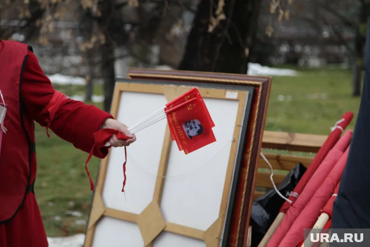 Пермяки выходили отпраздновать 7 Ноября с флагами и транспарантами