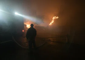 В ХМАО пожар уничтожил дом, баню, гараж и автомобиль