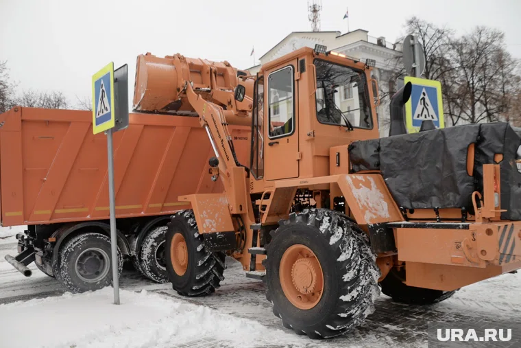 Мужчина угодил под трактор, когда тот убирал снег с проезжей части (архивное фото)