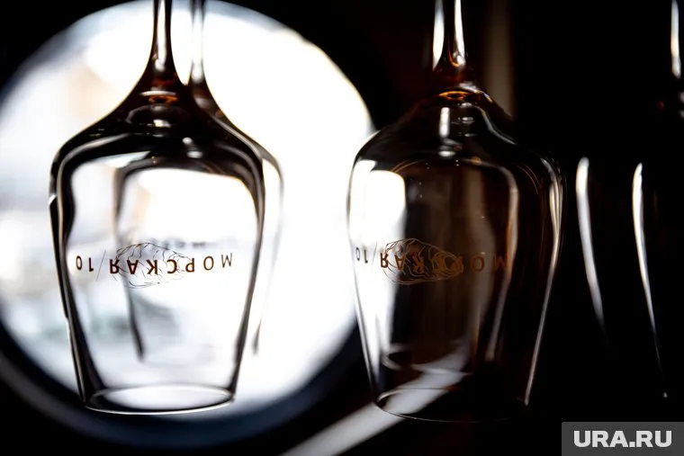 Человек пьет больше алкоголя из низких бокалов, считает Ирина Писарева