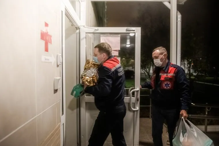 Прибытие борта вертолета с истощенной девочкой из Карпинска. Екатеринбург