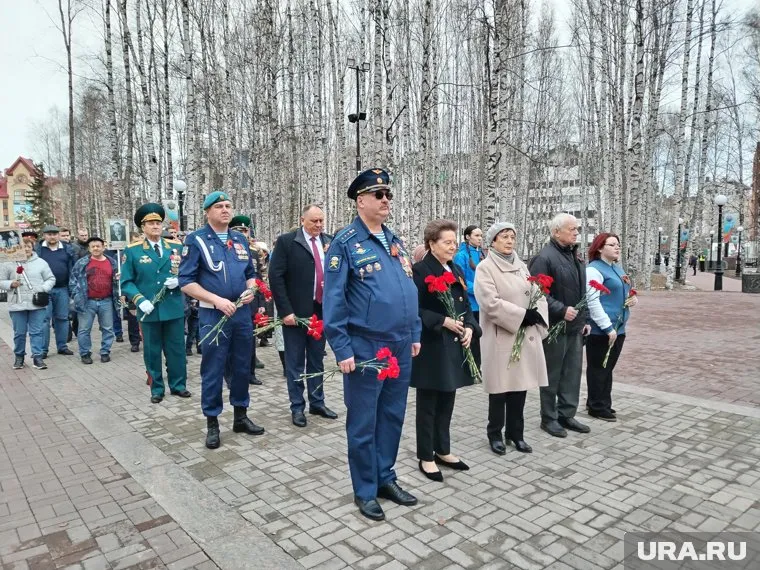 День Победы в ХМАО начался с возложения цветов