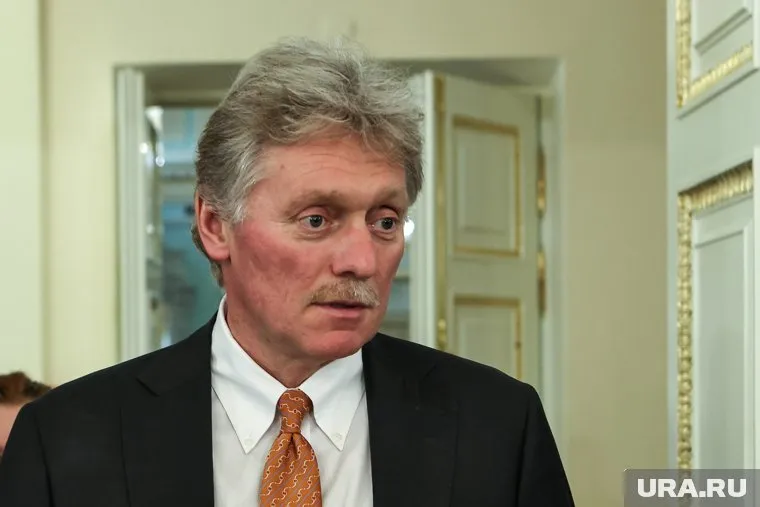 Песков назвал обвинения США в адрес российских СМИ безумием