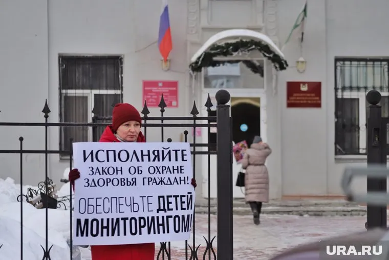 Мамы детей-диабетиков восьмой день пикетируют депздрав Курганской области