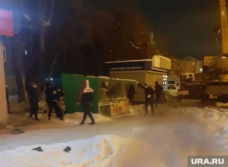 Назвав торговую точку незаконной, неизвестные установили вместо нее свой павильон