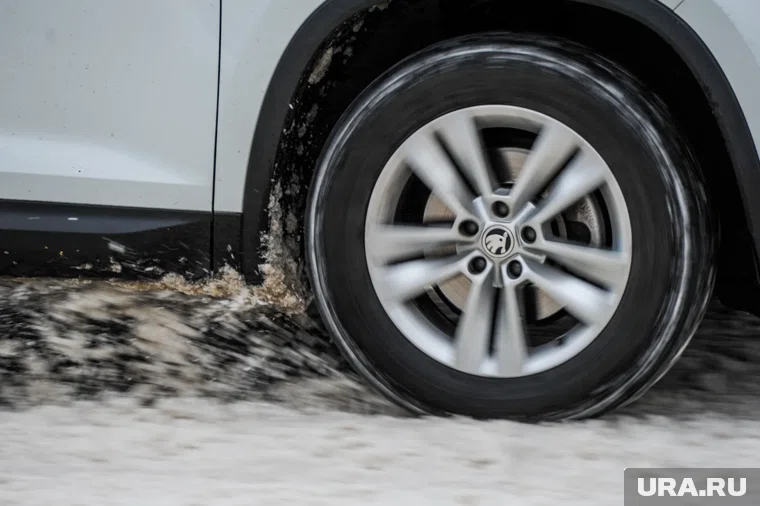 Если зимняя резина шипованная, пока «переобуваться» не стоит