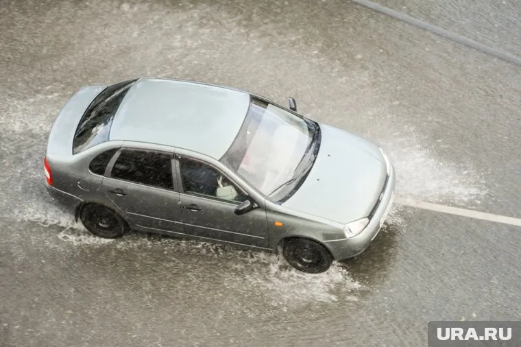 В Челябинске прошедший ливень затопил дороги и тротуары (архивное фото)