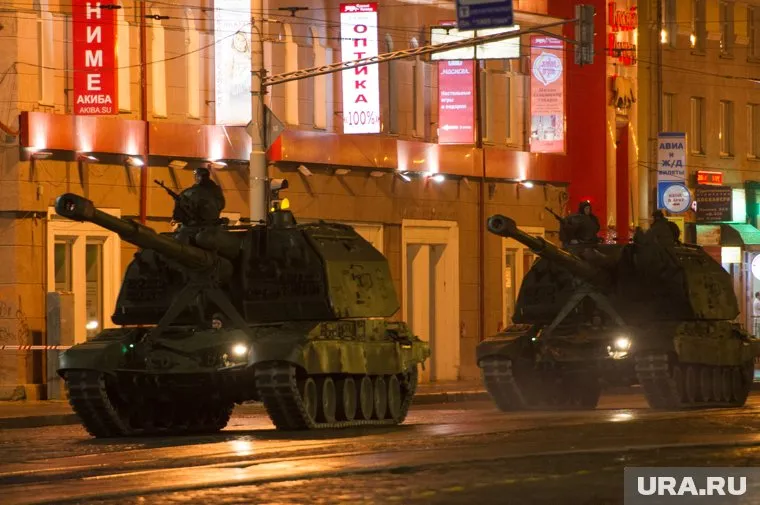 Военная техника на трассе Тюмень — Екатеринбург затруднила движение транспорта