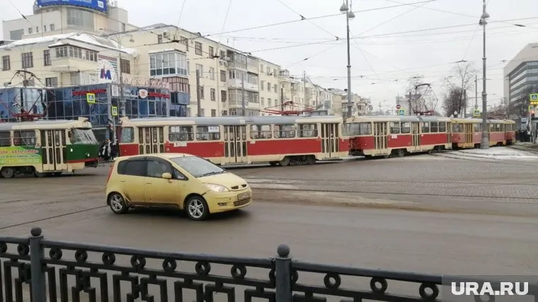 Вагоны перекрыли движение автомобилей и пешеходов