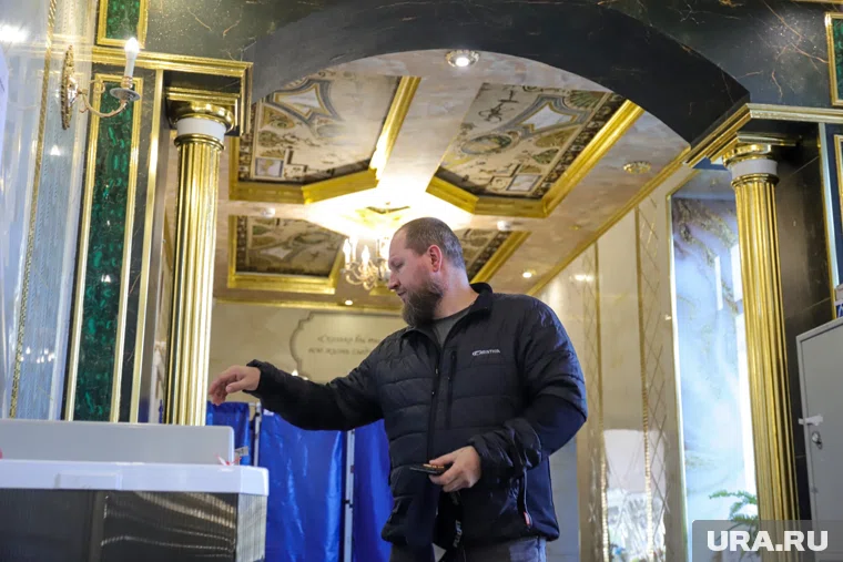 Денис Паслер проголосовал с утра в первый день выборов