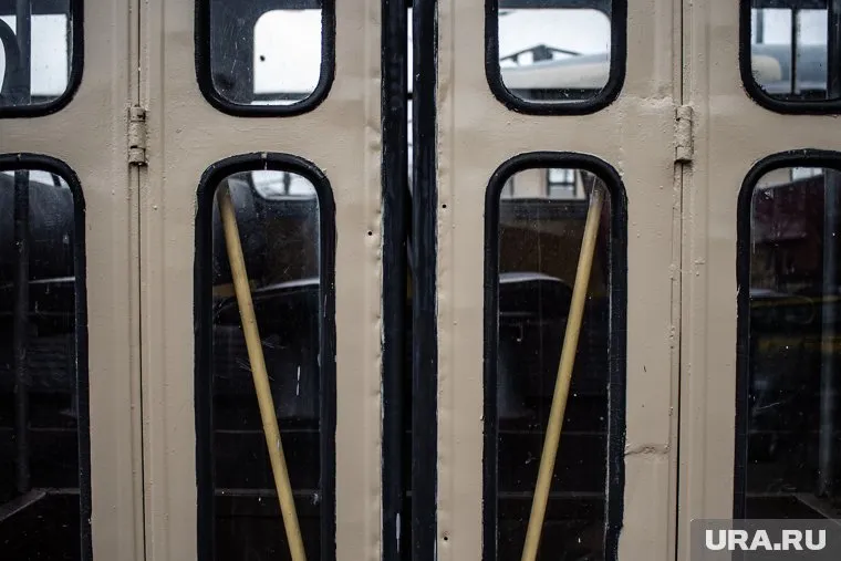 Подростки самостоятельно открыли двери трамвая и начали по очереди выпрыгивать из вагона