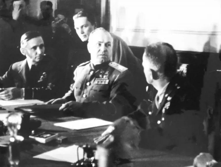 Маршал СССР Георгий Жуков во время подписания акта о безоговорочной капитуляции Германии