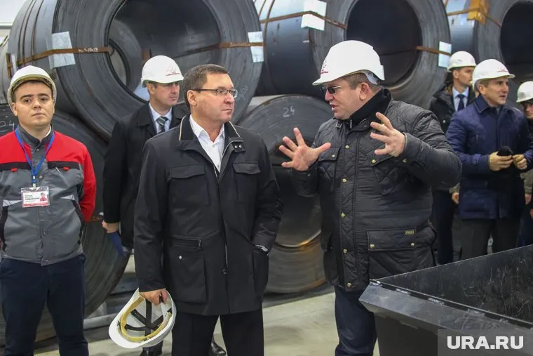 Алексей Рагозин (справа) рассказал губернатору Владимиру Якушеву (третий слева) о планах открыть новые производства