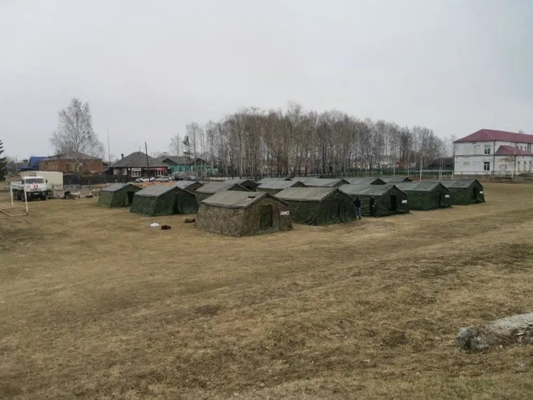 Погорельцев в Сосьве переселили в палатки