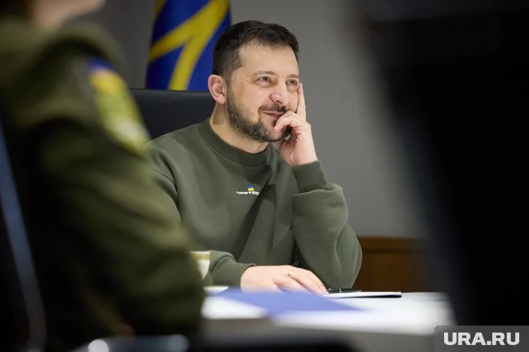 Владимир Зеленский посмеялся из-за наушника с переводом с русского в ухе