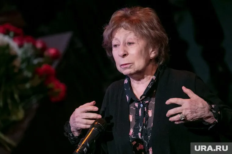 Ранее Лия Ахеджакова вышла на сцену с флагом Украины