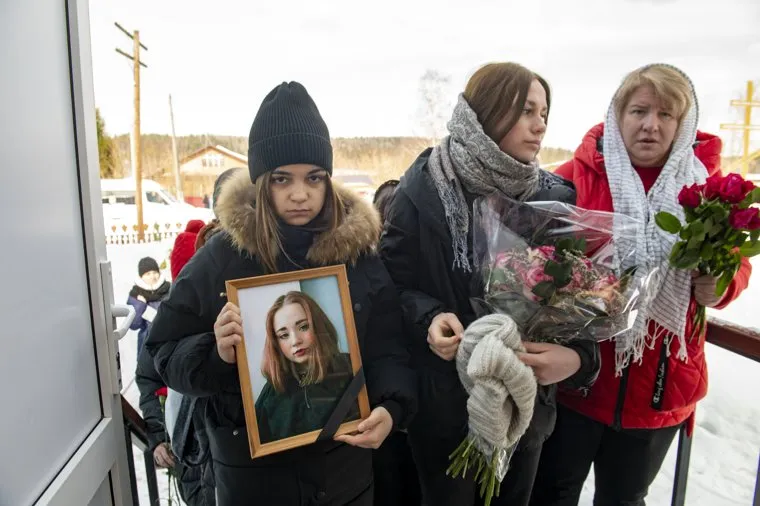 Прощание с погибшей школьницей. д.Полуденная, Юго Камский. Пермь