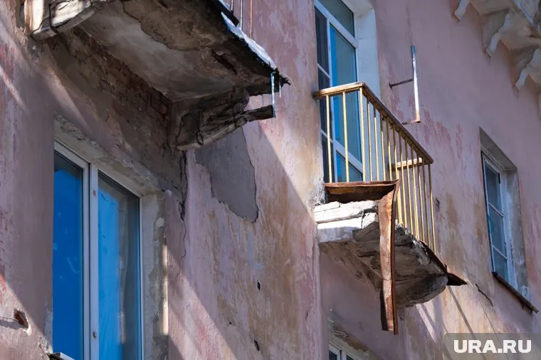В центре Кургана куски от балконов падают прямо на тротуар (архивное фото)