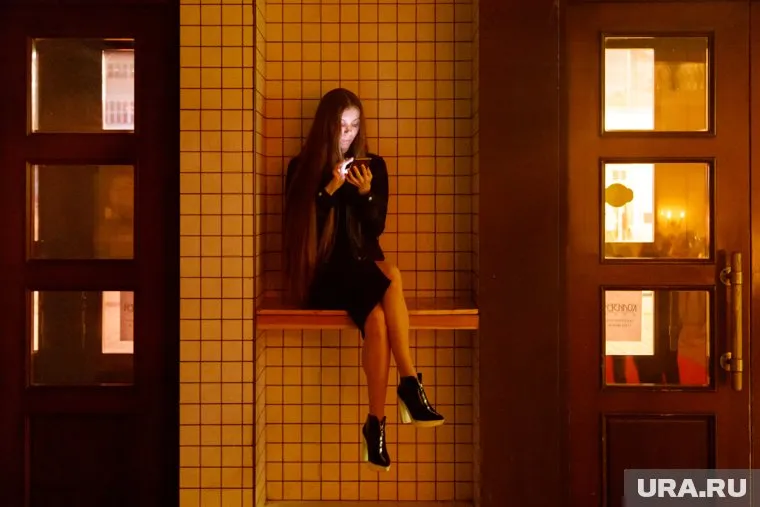 Постоянное использование смартфона ведет к образованию второго подбородка, заявил Амжад Аль-Юсеф