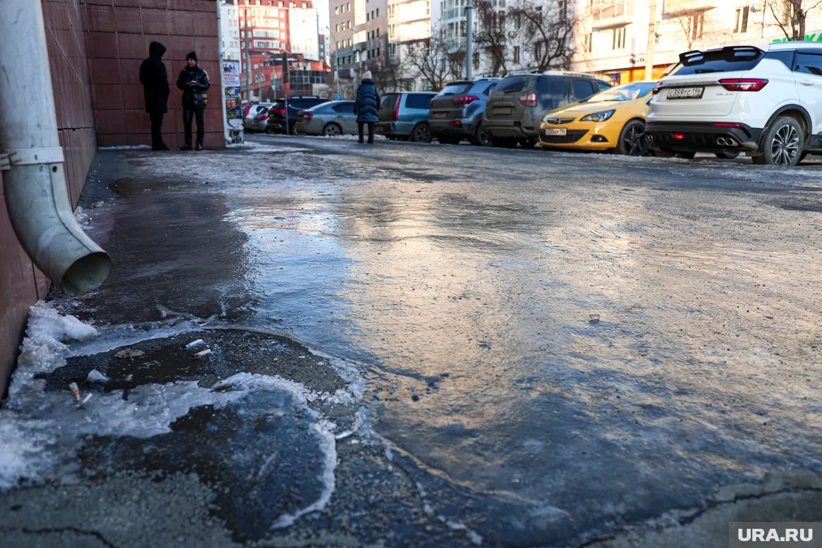 После ледяного дождя дороги и тротуары в ночное время превратились в каток