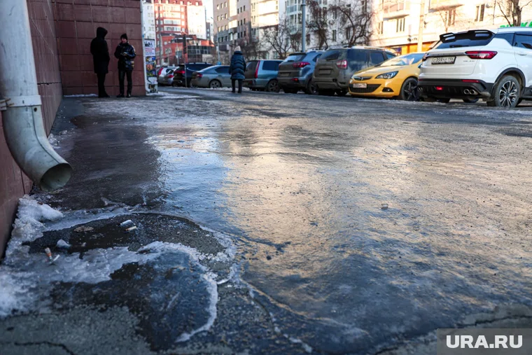 После ледяного дождя дороги и тротуары в ночное время превратились в каток