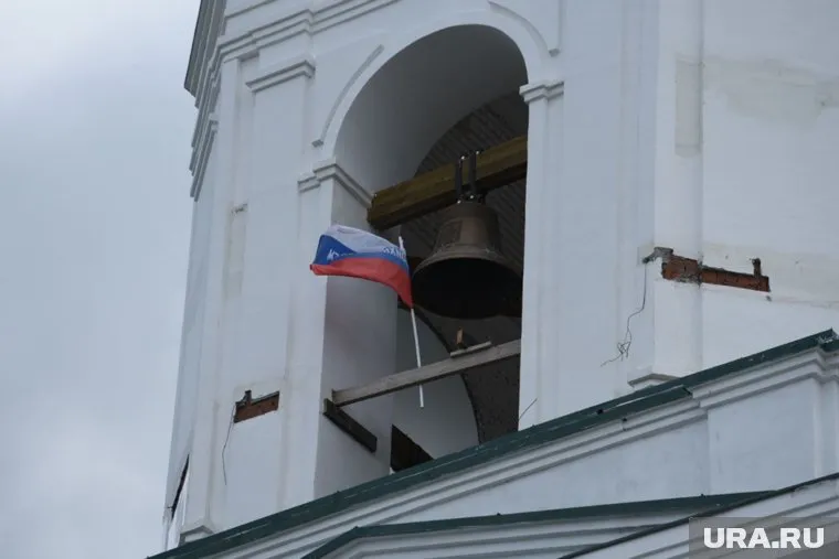 На колокольне храма появился флаг с надписью в поддержку военных