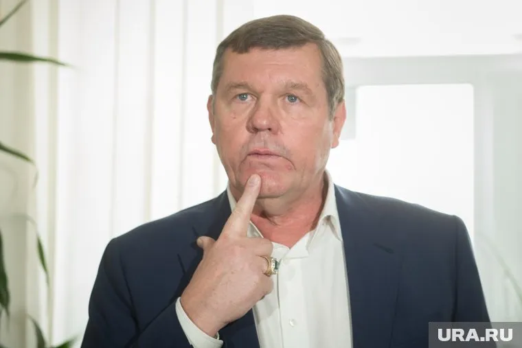 Новиков на несколько дней отправился за границу