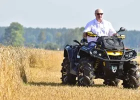 Лукашенко подарил Путину трактор BELARUS