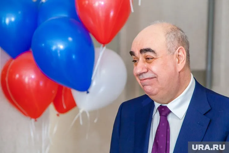 Аркадий Белявский хотел уйти красиво, но придется своим именем спасать свердловские власти