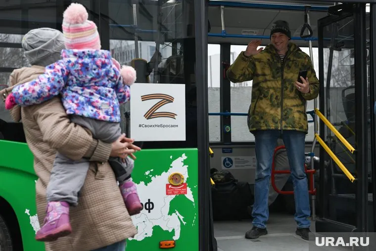 Утром 24 октября Дмитрия провожали жена и дочка