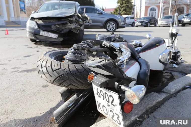 В результате аварии с травмами в детскую больницу доставлены 15-летний водитель и его пассажир